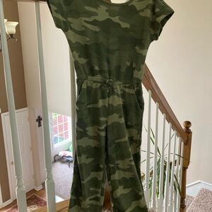 Old navy girls romper size 6/7. Camouflage print.